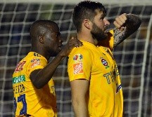 Enner Valencia (i) y Andre gignac (d) de Tigres festejan una anotación ante Santos Laguna. EFE/M. Sierra