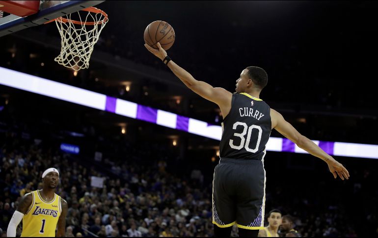Comandados por Kevin Durant y Stephen Curry, los Warrios vuelven a vencer a los Lakers. AP
