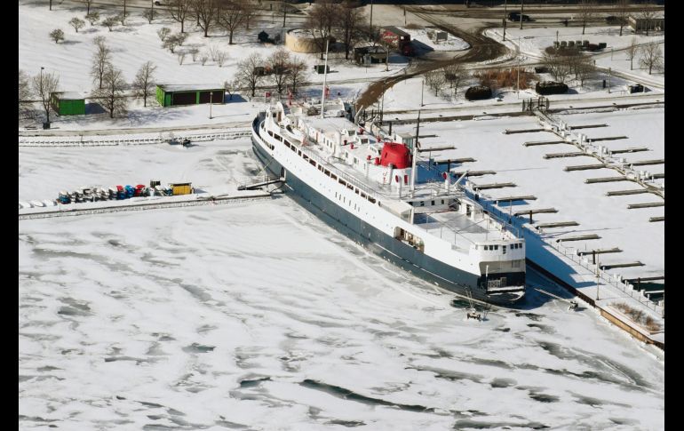 El hielo rodea un barco a lo largo de la orilla del Lago Michigan, en Chicago. Hace dos días, el termómetro bajó a -20°C en la llamada “ciudad de los vientos”. AFP