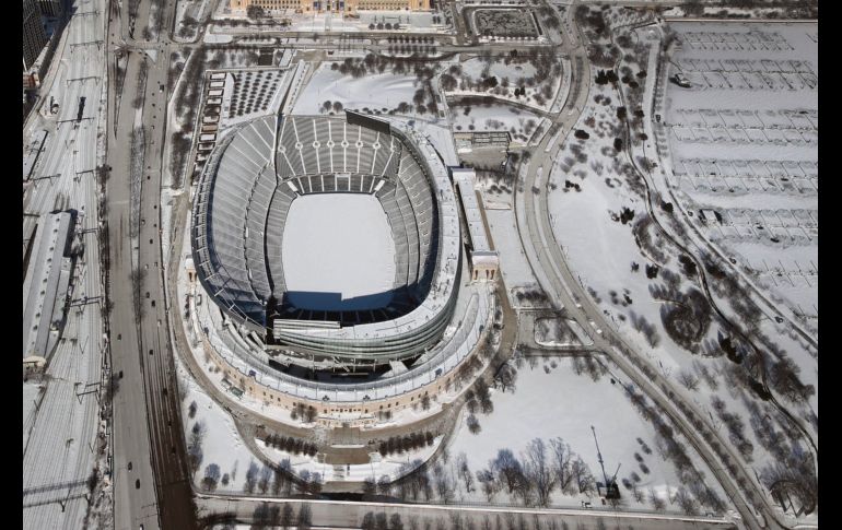El estadio multiusos Soldier Field, en Chicago, se llenó de blanco gracias a las fuertes nevadas. AFP