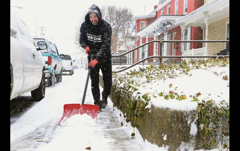 Charles High, de Greencastle, Pensilvania, retira la nieve acumulada en la acera, afuera de una casa en Salem Avenue. AP