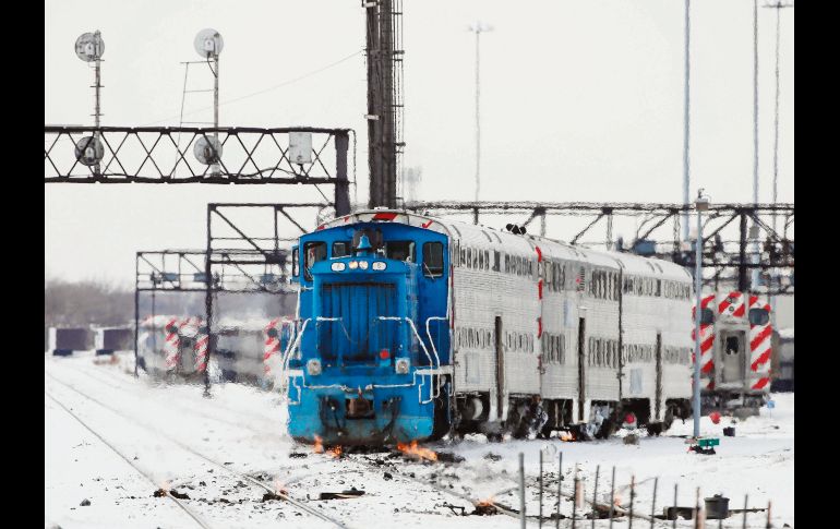 Calentadores de gas se colocan en las vías del tren por la ola de frío que azotó a Chicago durante la semana. EFE