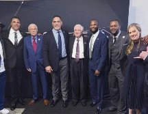 De izquierda a derecha, Ed Reed, Tony González, Johnny Robinson, Kevin Mawae, Gil Brandt, Champ Bailey, Ty Law y la familia de Pat Bowlen. @profootballhof