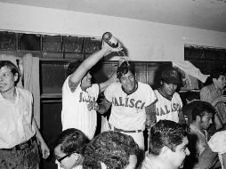 El entonces pitcher de los Charros, Maximino León, es bañado durante la celebración por el título de los caporales, en 1971. EL INFORMADOR