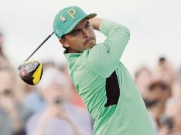 El estadounidense Rickie Fowler observa uno de sus tiros en el hoyo 15, durante la tercera ronda celebrada ayer en Phoenix. AFP