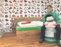 Bratwursthotel. Su dueño, Claus Böbel, posa encantado con un peluche de puerquito. AFP