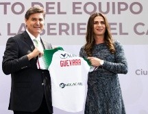 Omar Canizales (I), presidente de la LMP, entrega a Guevara (D) el jersey oficial que usará México en la justa caribeña. TWITTER/@Charrosbeisbol