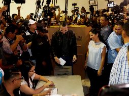 Los políticos en contienda, jaleados por sus seguidores, ya han ejercido su derecho al voto en familia. EFE / E. Biba