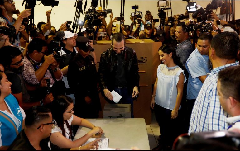 Los políticos en contienda, jaleados por sus seguidores, ya han ejercido su derecho al voto en familia. EFE / E. Biba