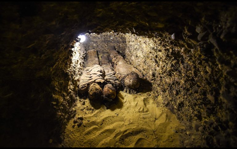 Varias momias de color marrón, depositadas sobre el piso o en ataúdes de arcilla, fueron presentadas en las cámaras funerarias. Hasta la fecha se han hallado más de 40 momias. AFP/M. El-Shahed