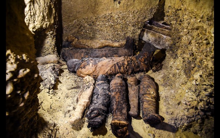 Momias envueltas en lino se muestran en el sitio arqueológico de Tuna el Gebel, en Egipto. AFP/M. El-Shahed