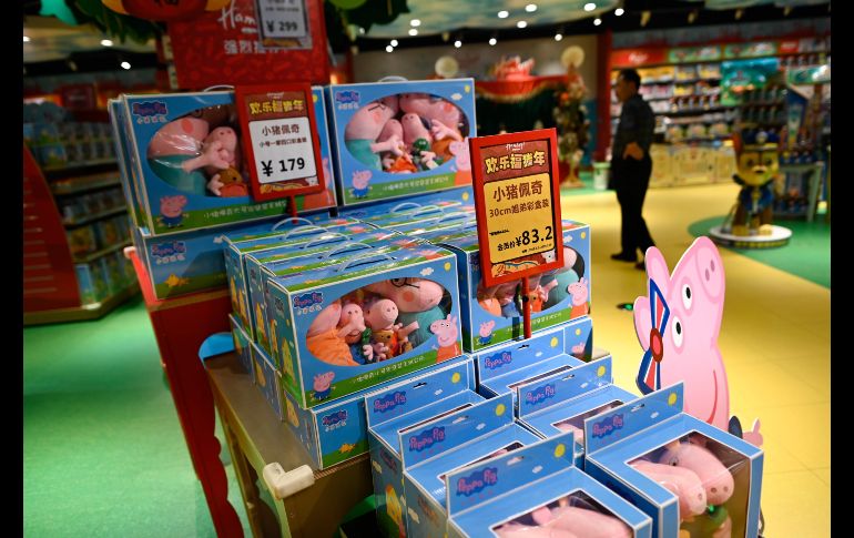 Artículos de la famosa cerdita se muestran en una juguetería en la capital china. AFP/W. Zhao