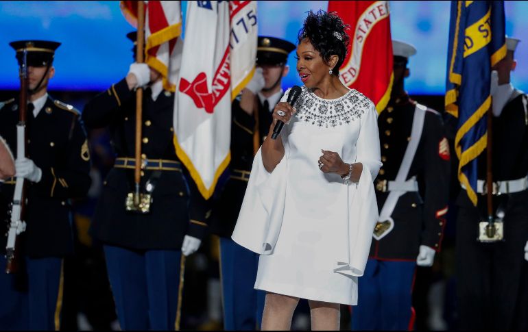 Gladys Knight canta 'The Star-Spangled Banner' antes de comenzar el juego entre los Pats y Rams. EFE / E. Lesser