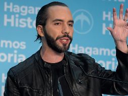 Bukele se inició en la política abrazando la bandera roja de los ex guerrilleros, y se catapultó a lo más alto de la popularidad. AFP / M. Recinos