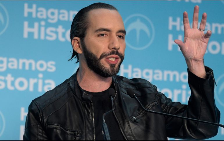Bukele se inició en la política abrazando la bandera roja de los ex guerrilleros, y se catapultó a lo más alto de la popularidad. AFP / M. Recinos