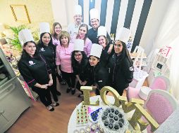 Al fondo, el chef Héctor Uvence acompañado de sus alumnos. EL INFORMADOR / F. Atilano