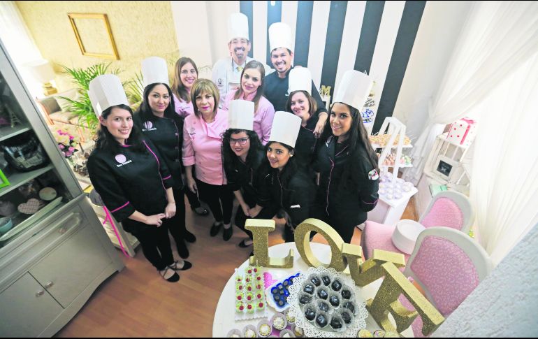 Al fondo, el chef Héctor Uvence acompañado de sus alumnos. EL INFORMADOR / F. Atilano