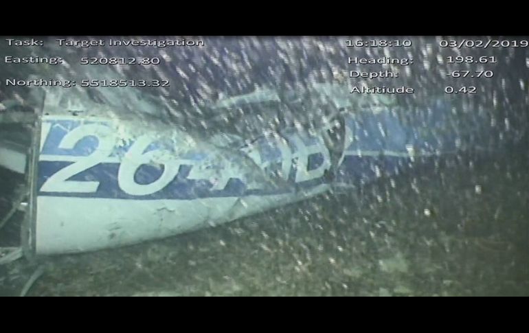 Imagen de video que muestra la parte trasera izquierda del fuselaje de la aeronave hallada ayer en el fondo del canal de la Mancha y en la cual viajaba Emiliano Sala. Investigadores británicos anunciaron hoy haber detectado la presencia de 