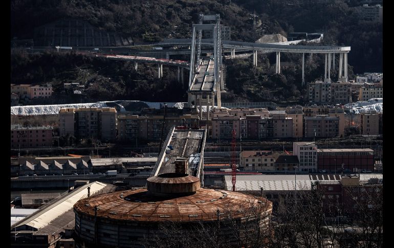 Los restos del puente Morandi se observan en Génova,  Italia, a cuatro días del inicio de las obras de su demolición. La caída del puente el pasado 14 de agosto provocó la muerte de 43 personas. AFP/M. Bertorello