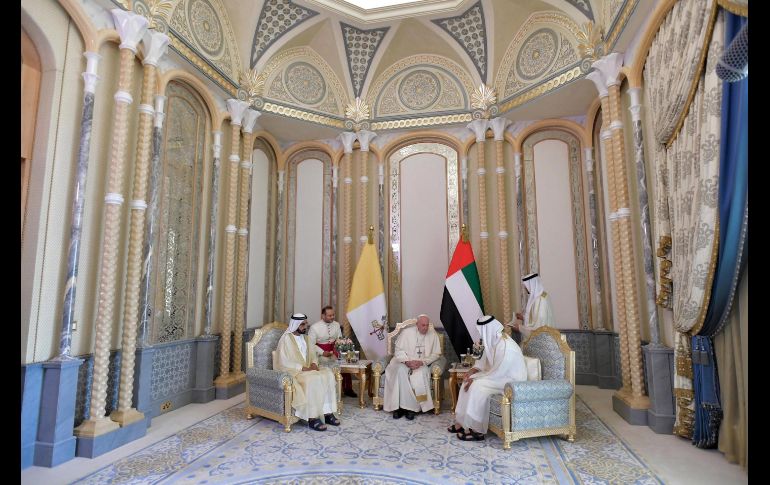 El Papa Francisco (c) se reúne con el príncipe heredero de Abu Dabi, Mohamed bin Zayed al Nahyan (d), y del primer ministro emiratí y jeque de Dubái, Mohamed bin Rashid al Maktum (i), durante su visita al Palacio Presidencial en Abu Dabi, Emiratos Árabes Unidos. EFE/ Vatican Media