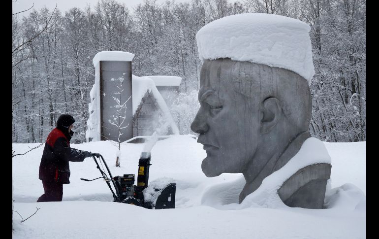 Un trabajador quita nieve junto a una estatua de  Vladimir Lenin, fundador de la Unión Soviética, en el Museo de la cabaña de Lenin cerca de Razliv Lake, Rusia. Un nuevo ciclón dejó esta semana nevadas en esta región. AP/D. Lovetsky