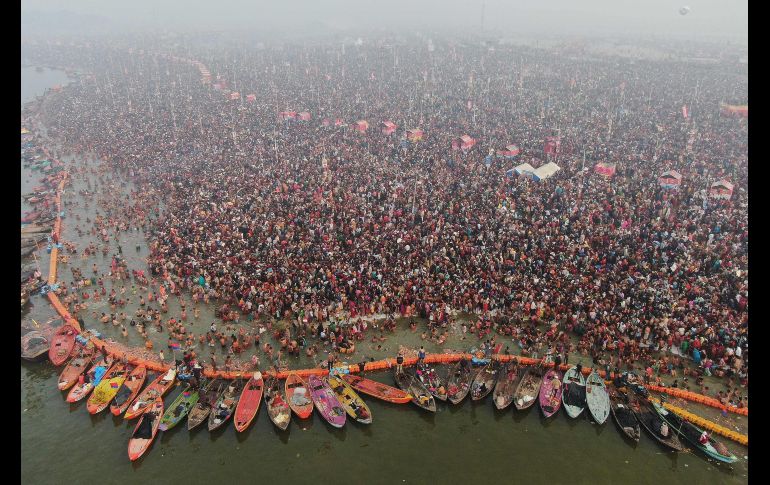 Toma aérea de peregrinos en Allahabad, India, durante el Kumbh Mela, en el día más auspicioso para que millones de hindúes se bañen en la confluencia de los sagrados ríos Ganges y Yamuna y el mítico río Saraswati. AFP/Departamento de Relaciones Públicas e Información de Uttar Pradesh