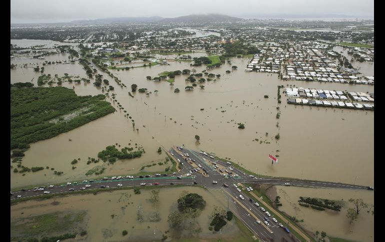 Toma aérea de luna intersección inundada en Townsville, en el estado de Queensland.