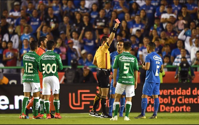 Con las bajas de Adrián Alerte y Pablo Aguilar, por lesión, la directiva del Cruz Azul espera que sea válida la apelación para el peruano (D). MEXSPORT / ARCHIVO