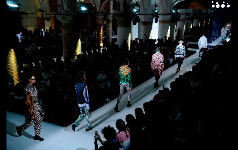 Modelos se pesentan en la pasarela de la marca Chulaap, durante la Semana de la Moda 080 en Barcelona, España. AFP/J. Lago