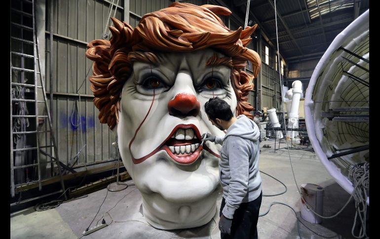 Un hombre decora una figura gigante del presidente estadounidense Donald Trump en Niza, Francia, como parte de las preparaciones para el carnaval de la ciudad, a realizarse del 16 de febrero al 2 de marzo. AFP/V. Hache