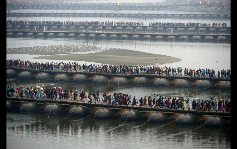 Un total de 22 puentes flotantes se instalaron para permitir el paso de peregrinos de una orilla a otra.