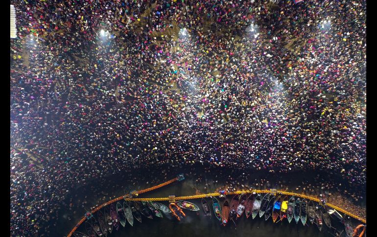 Vista aérea de miles de personas durante un baño en el Sangam, en la India, como parte de la celebración del Kumbh Mela. EFE/Departamento de Información y Relaciones Públicas del Gobierno de Uttar Pradesh