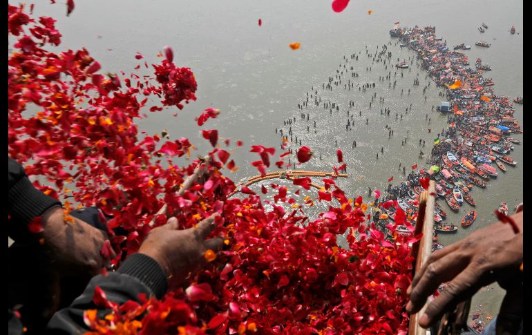 Funcionarios del gobierno arrojan pétalos sobre el Sagam desde un helicóptero. El Gobierno estatal ha desembolsado para la organización unos 585 millones de dólares para batir todos los récords de asistencia hasta la fecha, según afirmó el ministro de finanzas regional, Rajesh Agarwal.