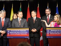 La ministra de Relaciones Exteriores de Canadá, Chrystia Freeland (d), habla durante una rueda de prensa acompañada por su homólogo de Perú, Nestor Francisco Popolizio Bardales (3-i). EFE/A. Pichette