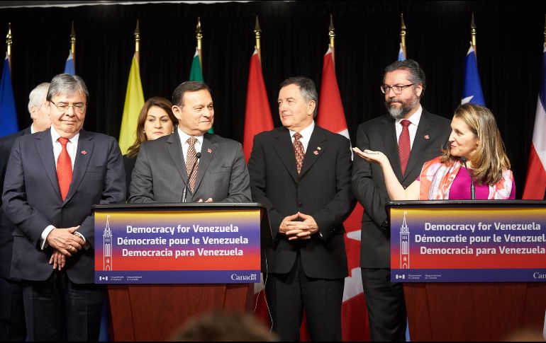 La ministra de Relaciones Exteriores de Canadá, Chrystia Freeland (d), habla durante una rueda de prensa acompañada por su homólogo de Perú, Nestor Francisco Popolizio Bardales (3-i). EFE/A. Pichette