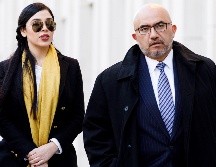Emma Coronel Aispuro (i), y el abogado Ángel Eduardo Balarezo (d) salen del Tribunal Federal de los Estados Unidos después del primer día de deliberaciones. EFE/. Lane