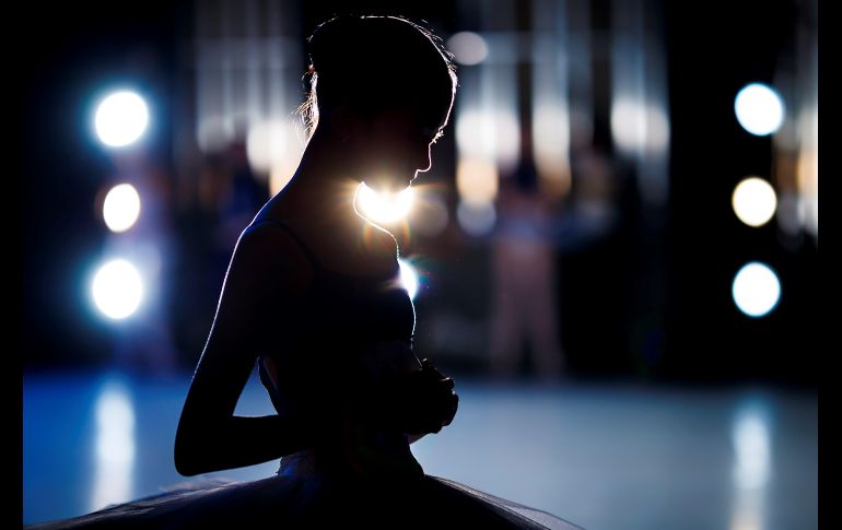 Una bailarina espera su turno para actuar en el primer día del 47 del Prix de Lausana, uno de los concursos de danza más importantes del mundo, en la ciudad suiza de Lausana. EFE/V. Flauraud