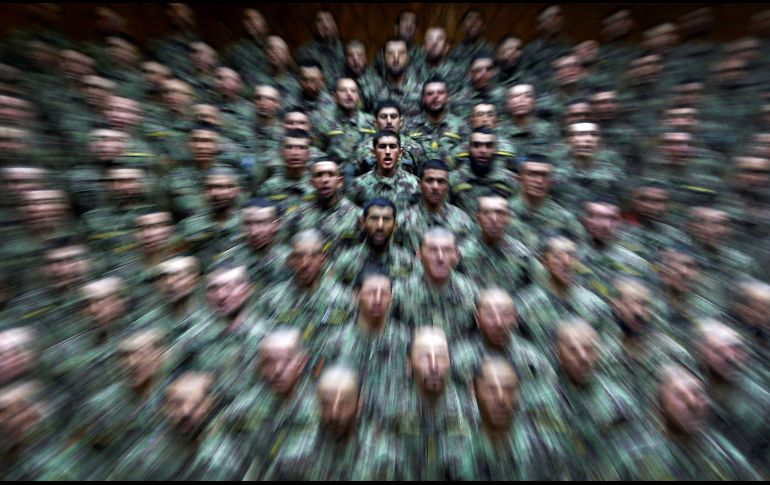 Imagen con efecto de zoom de varios efectivos del Ejército nacional afgano mientras participan en una ceremonia de graduación en Kabul, tras completar el programa de entrenamiento de tres meses en el Centro de Formación Militar. EFE/H. Amid