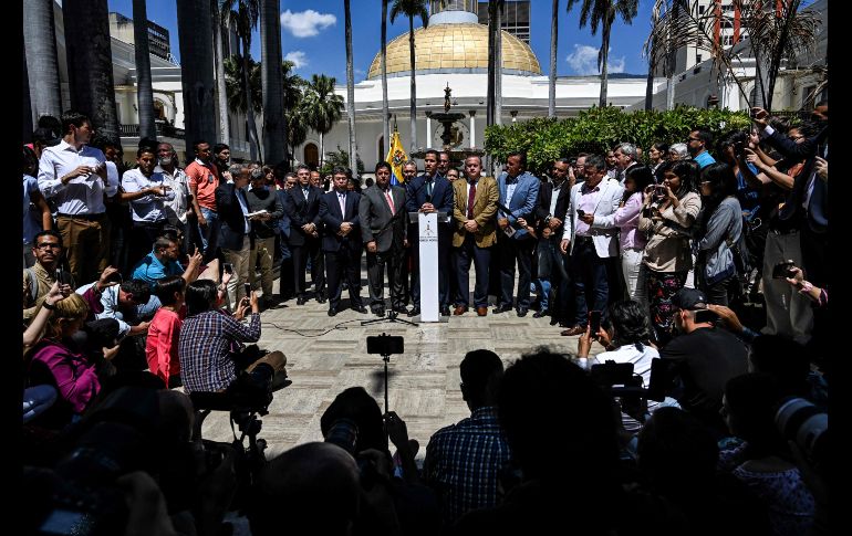 El presidente de la Asamblea Nacional de Venezuela, Juan Guaidó (c), quien se proclamó presidente interino del país hace casi dos semanas, ofrece declaraciones a la prensa en el Palacio Legislativo de Caracas. AFP/J. Barreto