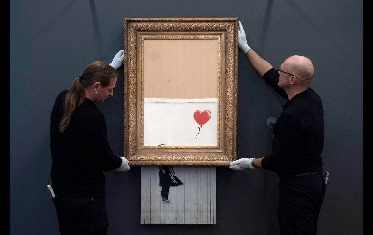 Trabajadores cuelgan en el Museo Frieder Burda de Baden-Baden, Alemania, la obra 
