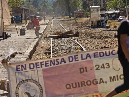Un reducido grupo de integrantes del Frente Nacional de Lucha por el Socialismo mantenían este lunes el bloqueo de las vías de comunicación con vigas de madera, lonas y su campamento. SUN