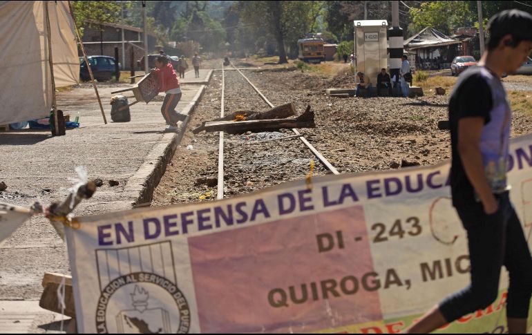 Un reducido grupo de integrantes del Frente Nacional de Lucha por el Socialismo mantenían este lunes el bloqueo de las vías de comunicación con vigas de madera, lonas y su campamento. SUN