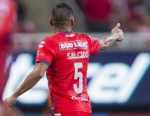 Antes, durante y después del partido, Carlos Salcido fue tratado como ídolo. MEXSPORT / C. de Marchena