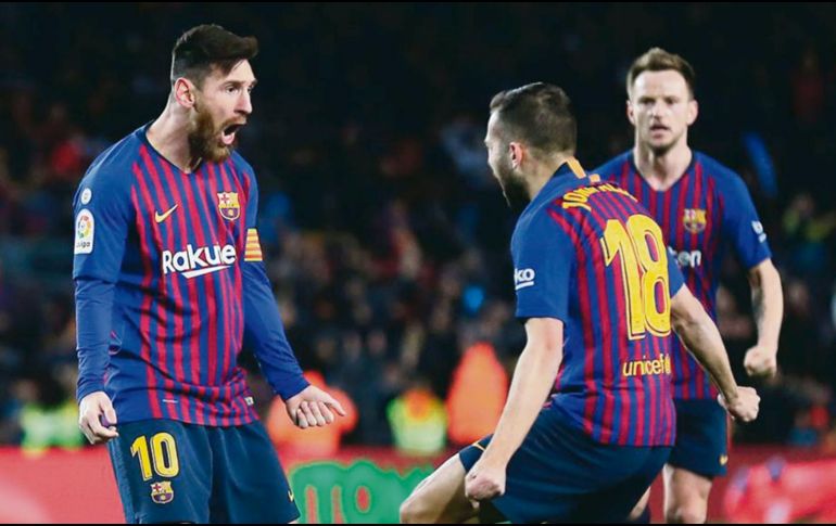 Lionel Messi (#10) salió lesionado del juego ante Valencia. AP