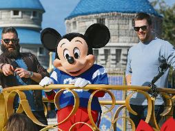 Julian Edelman (I) y Tom Brady (D) visitaron Magic Kingdom en Florida, donde fueron vitoreados por quienes estaban en el parque de diversiones. AP / J. Burkbank