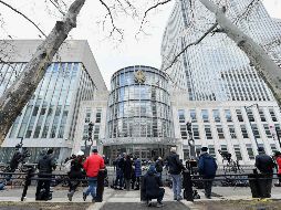 Medios se mantienen afuera del tribunal en NY en espera de que se dicte sentencia en contra del líder del cártel de Sinaloa. AP / A. Weiss