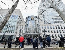 Medios se mantienen afuera del tribunal en NY en espera de que se dicte sentencia en contra del líder del cártel de Sinaloa. AP / A. Weiss