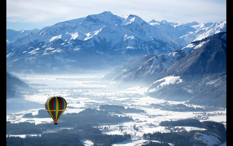 Un globo aerostático se eleva sobre la población austriaca de Zell am See. AP/M. Schrader