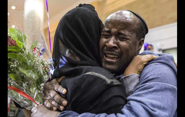 Un etíope judío se reúne con su familia en el aeropuerto Ben Gurion cerca de Tel Aviv, Israel. Cerca de 100 etíopes judíos llegaron al país en la primera ola de nueva inmigración desde que el gobierno autorizó la entrada de unos ocho mil integrantes de la comunidad. AP/T. Abayov