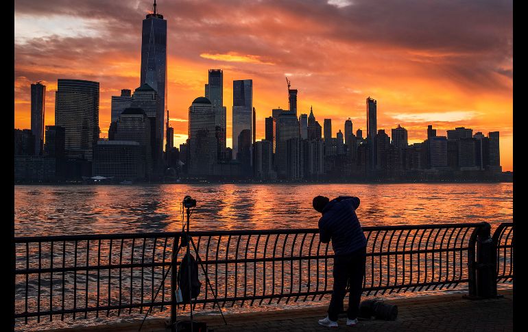 Un fotógrafo capta el amanecer en la ciudad de Nueva York desde Jersey, en Nueva Jersey. AP/J. Ake